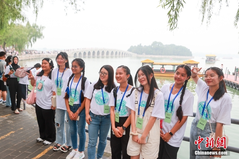 百余名海外华裔青少年观赏观光北京颐和园